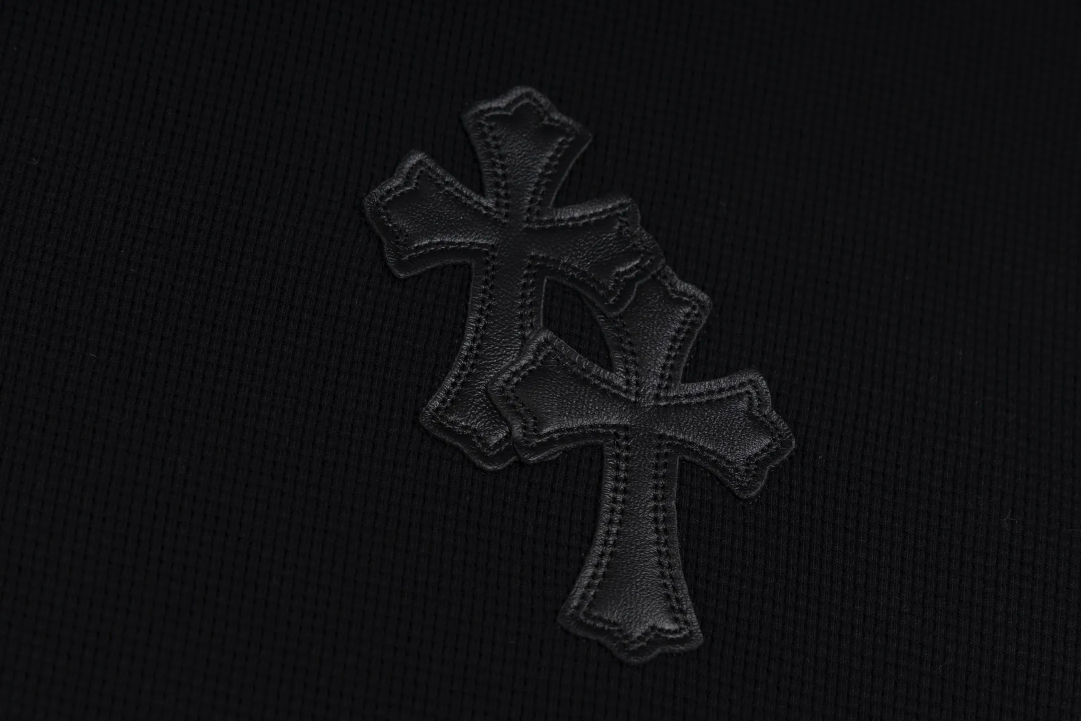 🅿️440 [Exclusive supply] CH Croix Heart Cross Leather Waffle Sweatshirt (grey) The fabric is made of 350g cotton waffle double-layer material before washing, which distinguishes the low-gram weight cut corners and non-pure cotton market products. The silver buckles and scrolls are made of antique bronze and real silver (the materials have reached the market's 300+ quality). The leather label is still made of genuine imported lambskin. The most important thing is the hand-sewn leather (the cost of manual work is high) in the fabric and hardware A lot of effort has been put into the craftsmanship. The top quality in the market and the industry benchmark are only owned by a few people. Size:S/M/L